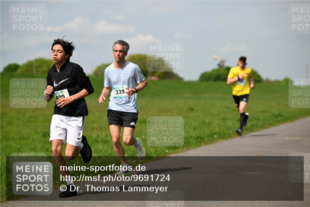 10.05.2026 - 8. Wedeler Halbmarathon Dr. Thomas Lammeyer http://msf.ph/oto/9691724 10.05.2026 11:14:09 Laufen 520, 339 meine-sportfotos.de