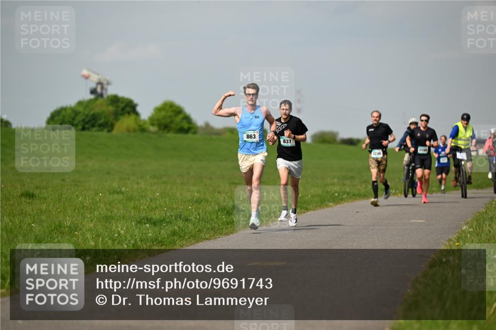 10.05.2026 - 8. Wedeler Halbmarathon Dr. Thomas Lammeyer http://msf.ph/oto/9691743 10.05.2026 11:14:13 Laufen 863, 837, 2236, 2190 meine-sportfotos.de