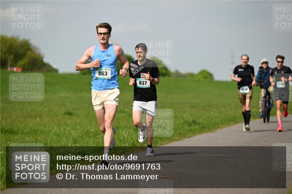10.05.2026 - 8. Wedeler Halbmarathon Dr. Thomas Lammeyer http://msf.ph/oto/9691763 10.05.2026 11:14:16 Laufen 863, 837, 2100 meine-sportfotos.de