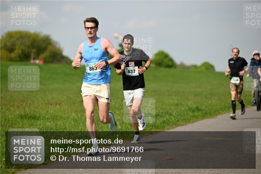 10.05.2026 - 8. Wedeler Halbmarathon Dr. Thomas Lammeyer http://msf.ph/oto/9691766 10.05.2026 11:14:17 Laufen 863, 837, 2236 meine-sportfotos.de