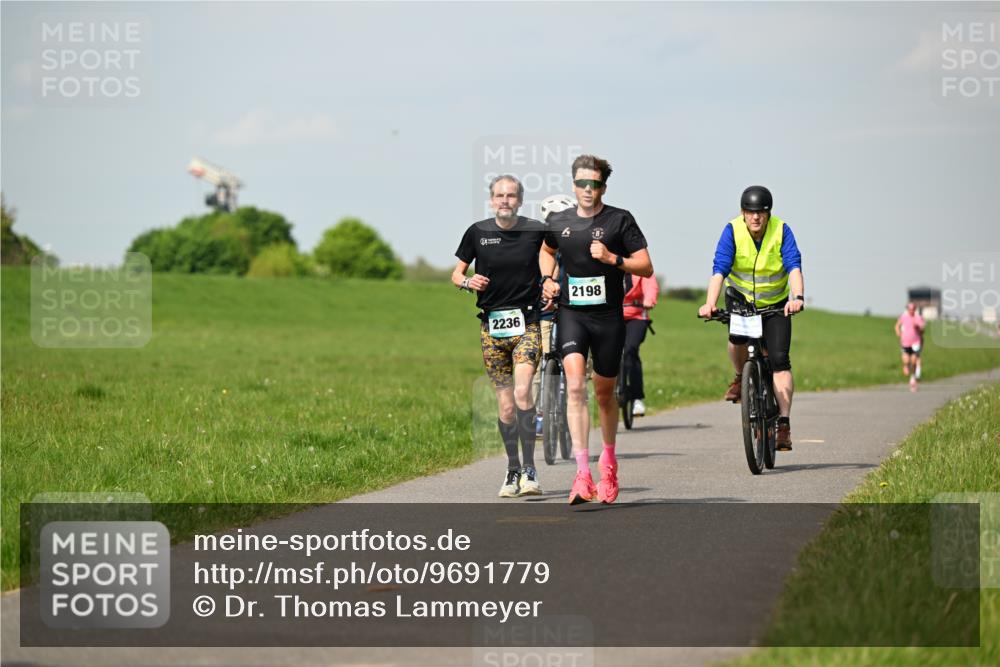 10.05.2026 - 8. Wedeler Halbmarathon Dr. Thomas Lammeyer http://msf.ph/oto/9691779 10.05.2026 11:14:19 Laufen 2236, 2198 meine-sportfotos.de
