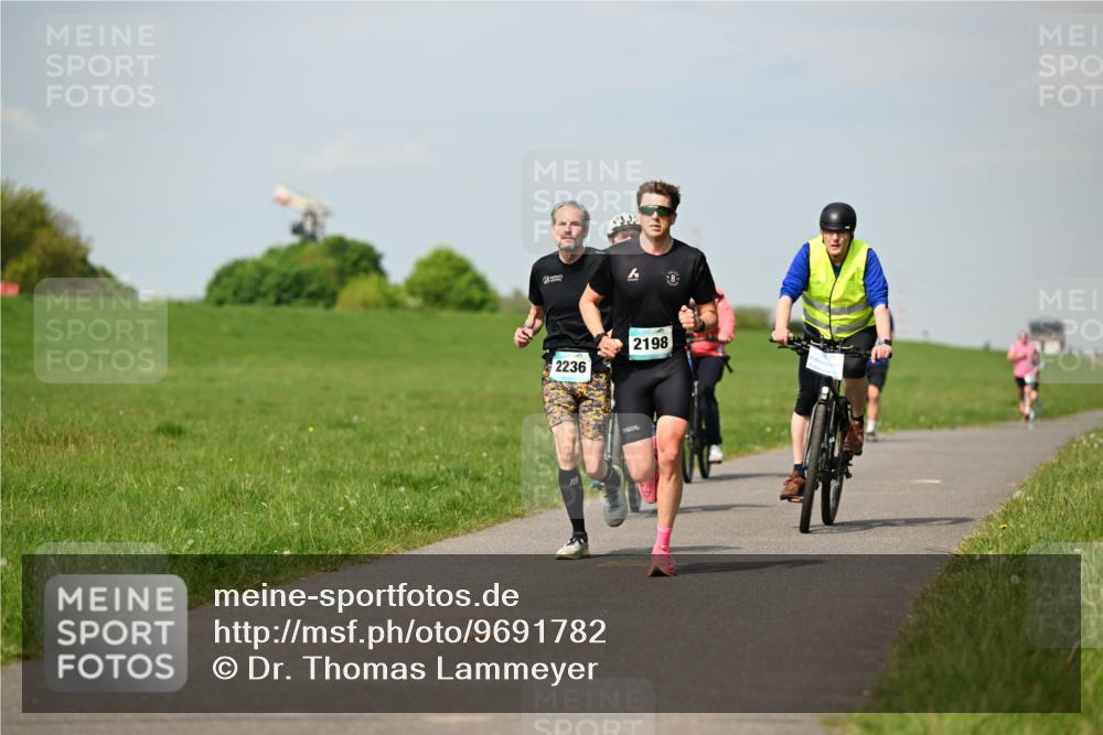 10.05.2026 - 8. Wedeler Halbmarathon Dr. Thomas Lammeyer http://msf.ph/oto/9691782 10.05.2026 11:14:19 Laufen 2236, 2198 meine-sportfotos.de