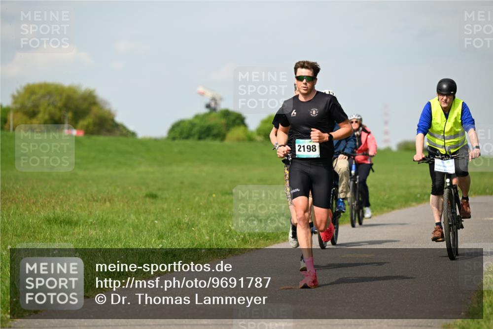 10.05.2026 - 8. Wedeler Halbmarathon Dr. Thomas Lammeyer http://msf.ph/oto/9691787 10.05.2026 11:14:20 Laufen 2198 meine-sportfotos.de
