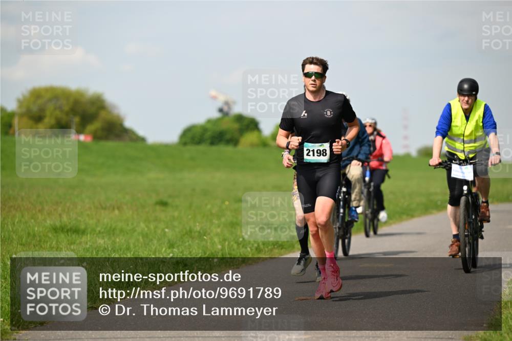 10.05.2026 - 8. Wedeler Halbmarathon Dr. Thomas Lammeyer http://msf.ph/oto/9691789 10.05.2026 11:14:20 Laufen 111, 2198 meine-sportfotos.de