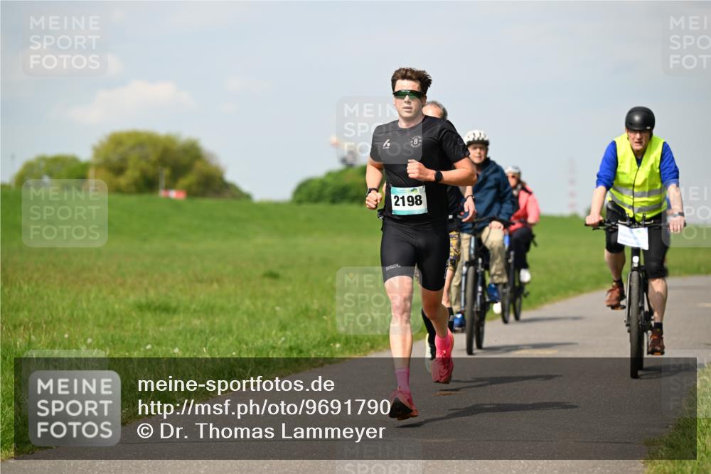 10.05.2026 - 8. Wedeler Halbmarathon Dr. Thomas Lammeyer http://msf.ph/oto/9691790 10.05.2026 11:14:21 Laufen 2198 meine-sportfotos.de