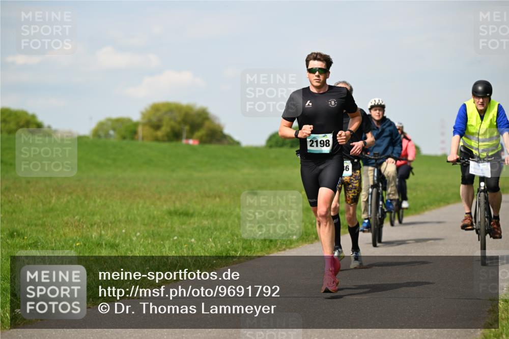 10.05.2026 - 8. Wedeler Halbmarathon Dr. Thomas Lammeyer http://msf.ph/oto/9691792 10.05.2026 11:14:21 Laufen 2198 meine-sportfotos.de