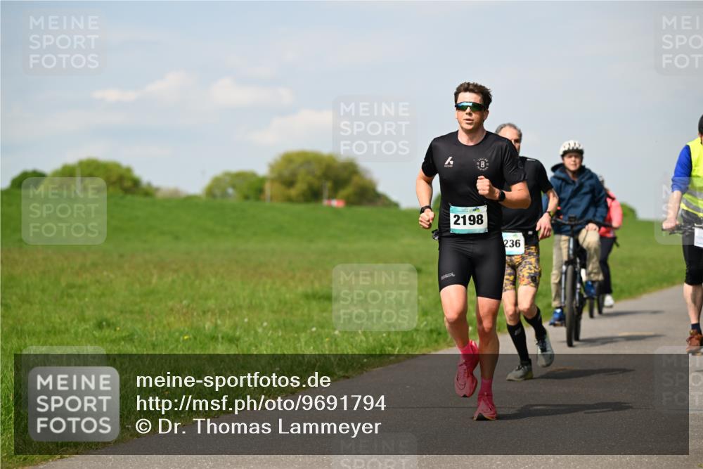10.05.2026 - 8. Wedeler Halbmarathon Dr. Thomas Lammeyer http://msf.ph/oto/9691794 10.05.2026 11:14:22 Laufen 2198, 236 meine-sportfotos.de