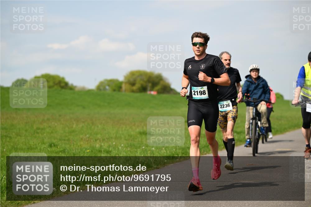 10.05.2026 - 8. Wedeler Halbmarathon Dr. Thomas Lammeyer http://msf.ph/oto/9691795 10.05.2026 11:14:22 Laufen 2198, 2236 meine-sportfotos.de