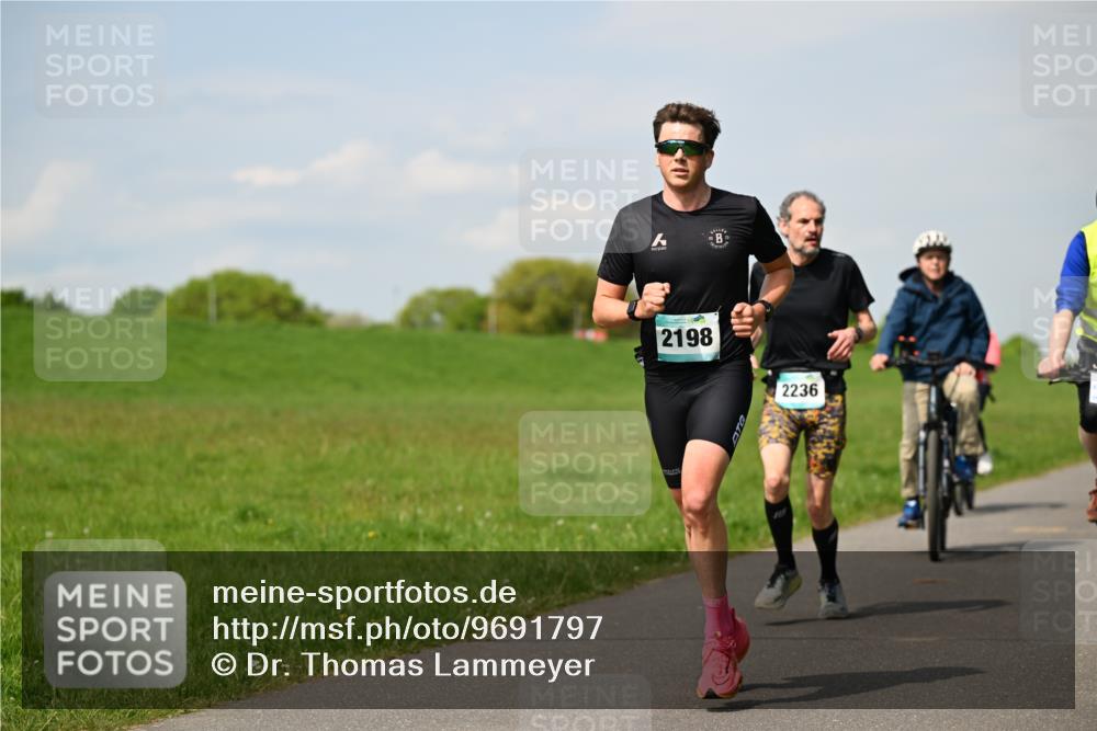 10.05.2026 - 8. Wedeler Halbmarathon Dr. Thomas Lammeyer http://msf.ph/oto/9691797 10.05.2026 11:14:22 Laufen 2198, 2236 meine-sportfotos.de