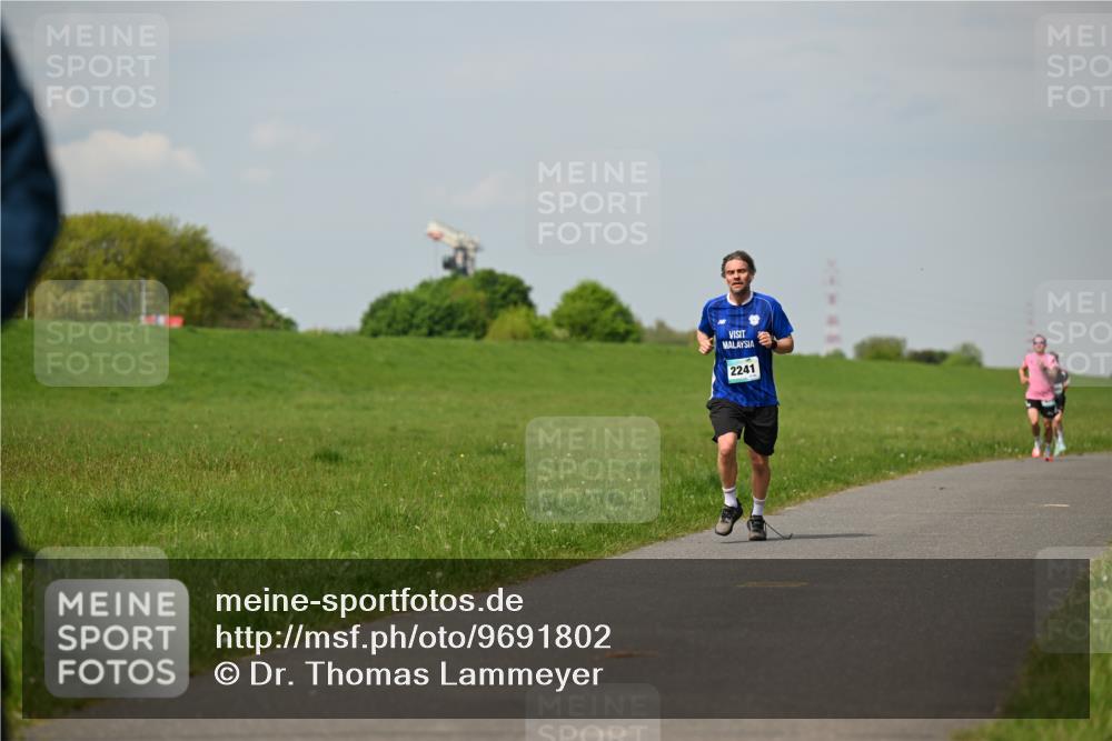 10.05.2026 - 8. Wedeler Halbmarathon Dr. Thomas Lammeyer http://msf.ph/oto/9691802 10.05.2026 11:14:26 Laufen 2241 meine-sportfotos.de