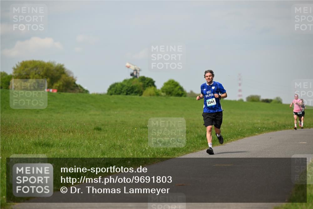 10.05.2026 - 8. Wedeler Halbmarathon Dr. Thomas Lammeyer http://msf.ph/oto/9691803 10.05.2026 11:14:26 Laufen 2241 meine-sportfotos.de