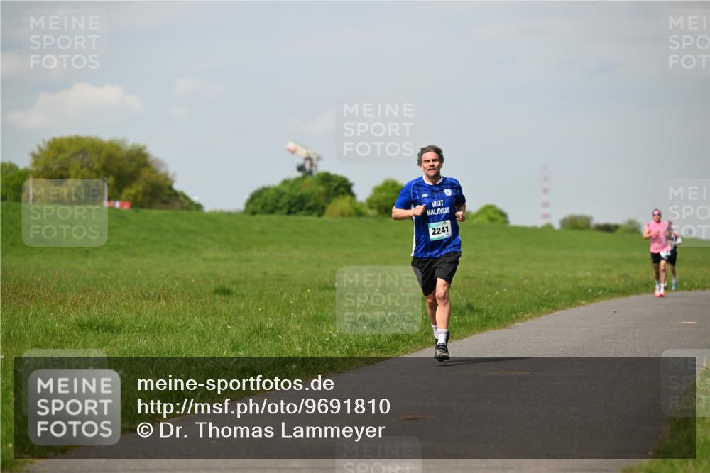 10.05.2026 - 8. Wedeler Halbmarathon Dr. Thomas Lammeyer http://msf.ph/oto/9691810 10.05.2026 11:14:27 Laufen 2241 meine-sportfotos.de
