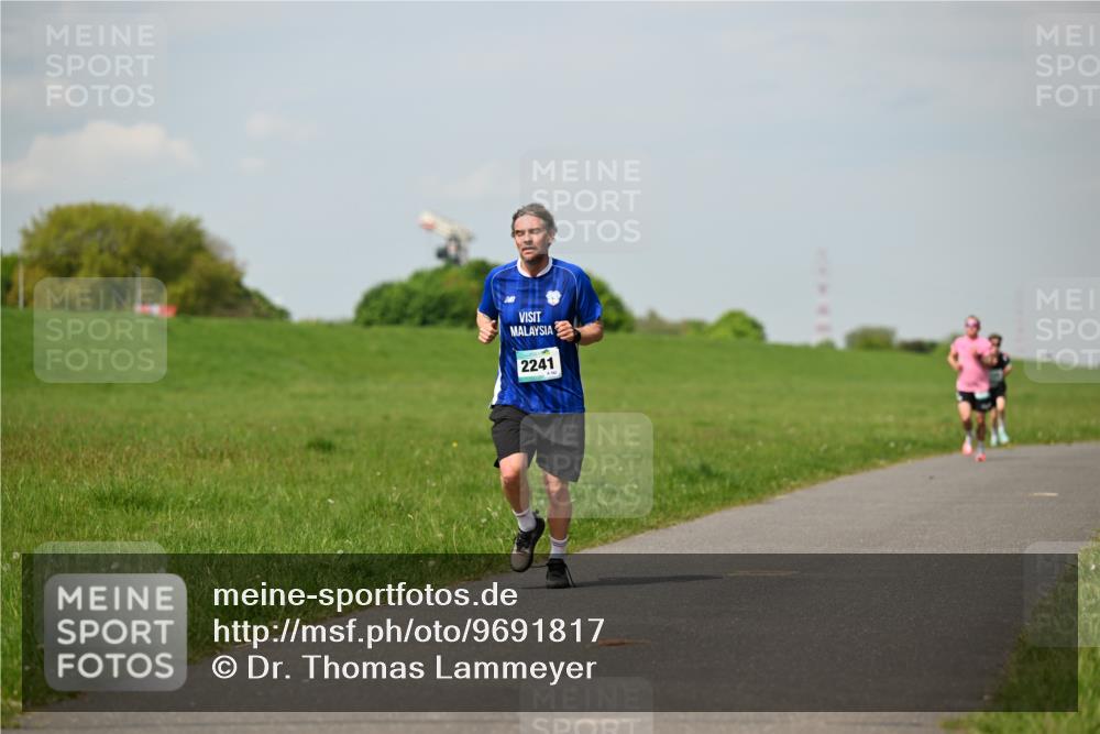 10.05.2026 - 8. Wedeler Halbmarathon Dr. Thomas Lammeyer http://msf.ph/oto/9691817 10.05.2026 11:14:28 Laufen 2241 meine-sportfotos.de