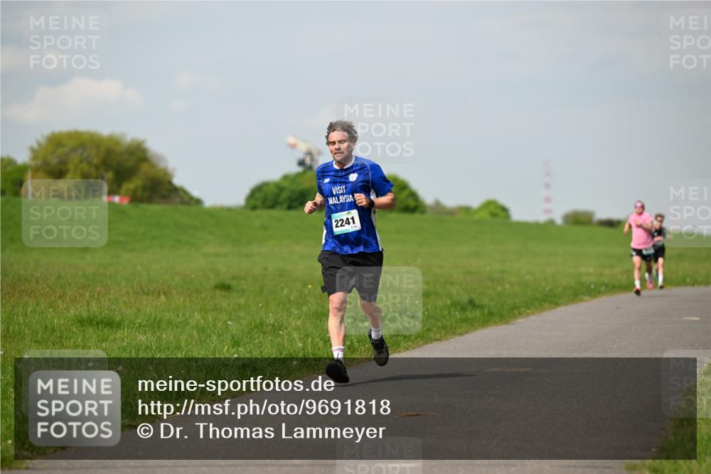 10.05.2026 - 8. Wedeler Halbmarathon Dr. Thomas Lammeyer http://msf.ph/oto/9691818 10.05.2026 11:14:28 Laufen 2241 meine-sportfotos.de