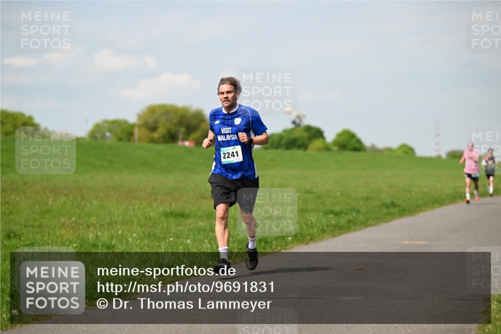 10.05.2026 - 8. Wedeler Halbmarathon Dr. Thomas Lammeyer http://msf.ph/oto/9691831 10.05.2026 11:14:29 Laufen 2241 meine-sportfotos.de