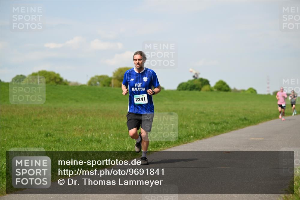 10.05.2026 - 8. Wedeler Halbmarathon Dr. Thomas Lammeyer http://msf.ph/oto/9691841 10.05.2026 11:14:30 Laufen 2241, 182 meine-sportfotos.de