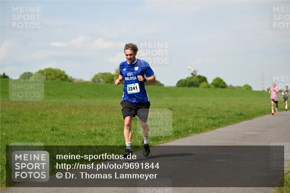 10.05.2026 - 8. Wedeler Halbmarathon Dr. Thomas Lammeyer http://msf.ph/oto/9691844 10.05.2026 11:14:30 Laufen 2241, 182 meine-sportfotos.de