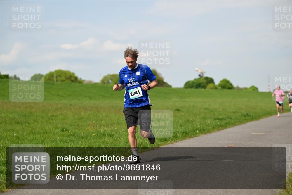 10.05.2026 - 8. Wedeler Halbmarathon Dr. Thomas Lammeyer http://msf.ph/oto/9691846 10.05.2026 11:14:30 Laufen 2241, 182 meine-sportfotos.de