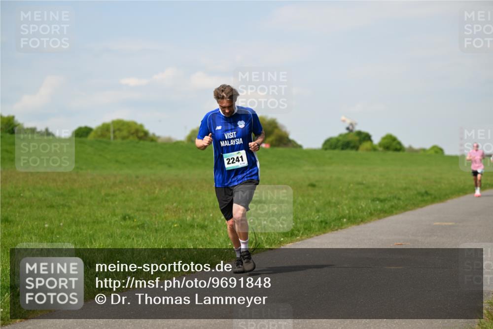 10.05.2026 - 8. Wedeler Halbmarathon Dr. Thomas Lammeyer http://msf.ph/oto/9691848 10.05.2026 11:14:30 Laufen 2241 meine-sportfotos.de