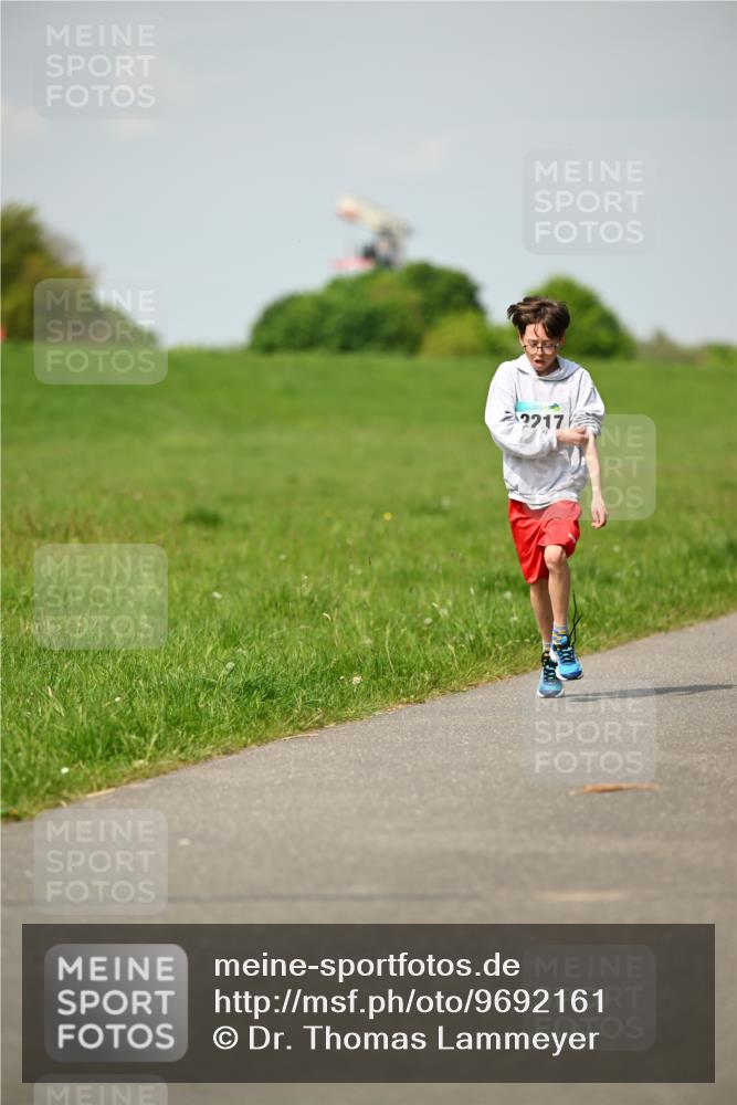 10.05.2026 - 8. Wedeler Halbmarathon Dr. Thomas Lammeyer http://msf.ph/oto/9692161 10.05.2026 11:15:10 Laufen 2217 meine-sportfotos.de