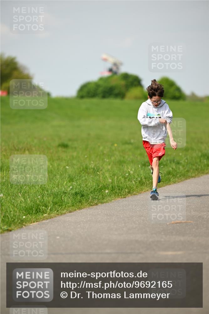 10.05.2026 - 8. Wedeler Halbmarathon Dr. Thomas Lammeyer http://msf.ph/oto/9692165 10.05.2026 11:15:11 Laufen  meine-sportfotos.de