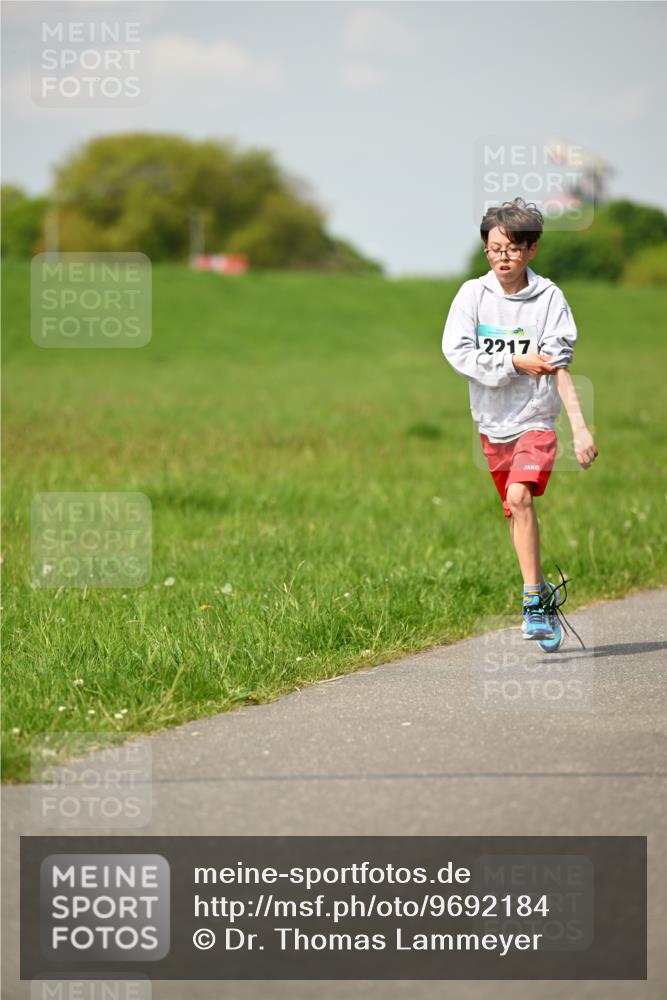 10.05.2026 - 8. Wedeler Halbmarathon Dr. Thomas Lammeyer http://msf.ph/oto/9692184 10.05.2026 11:15:12 Laufen 2217 meine-sportfotos.de