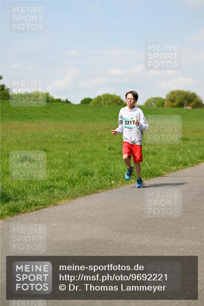 10.05.2026 - 8. Wedeler Halbmarathon Dr. Thomas Lammeyer http://msf.ph/oto/9692221 10.05.2026 11:15:14 Laufen 2217 meine-sportfotos.de