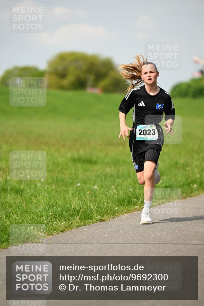 10.05.2026 - 8. Wedeler Halbmarathon Dr. Thomas Lammeyer http://msf.ph/oto/9692300 10.05.2026 11:15:29 Laufen 2023 meine-sportfotos.de