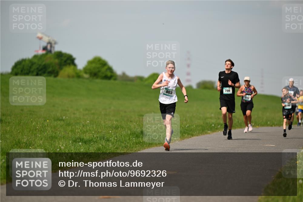 10.05.2026 - 8. Wedeler Halbmarathon Dr. Thomas Lammeyer http://msf.ph/oto/9692326 10.05.2026 11:15:41 Laufen 786, 803, 112, 896 meine-sportfotos.de