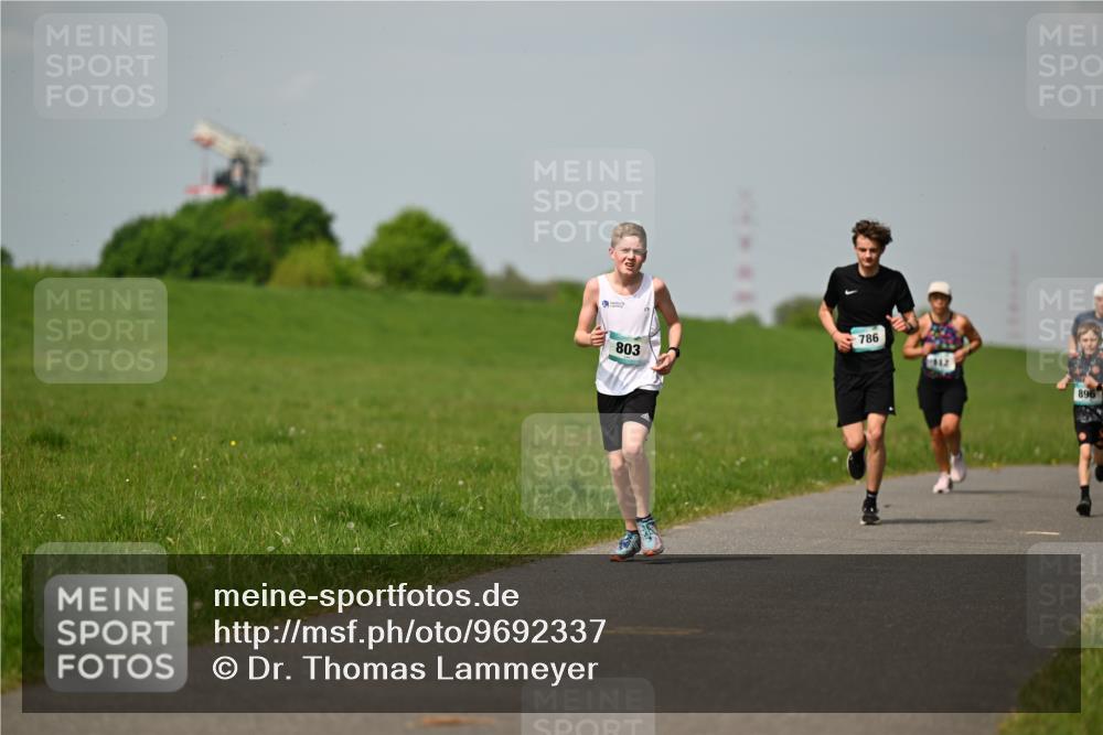 10.05.2026 - 8. Wedeler Halbmarathon Dr. Thomas Lammeyer http://msf.ph/oto/9692337 10.05.2026 11:15:42 Laufen 803, 786, 1942, 896 meine-sportfotos.de