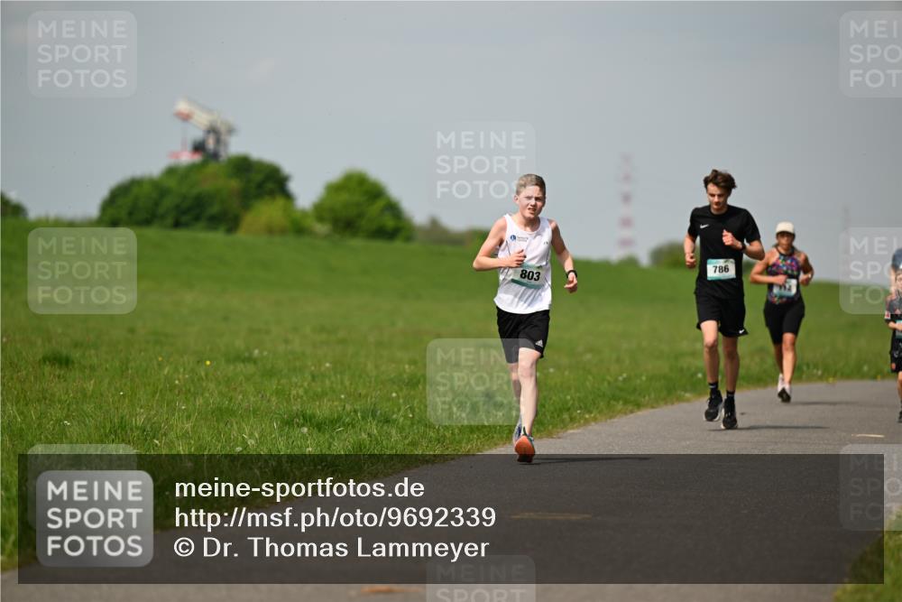 10.05.2026 - 8. Wedeler Halbmarathon Dr. Thomas Lammeyer http://msf.ph/oto/9692339 10.05.2026 11:15:42 Laufen 786, 803 meine-sportfotos.de