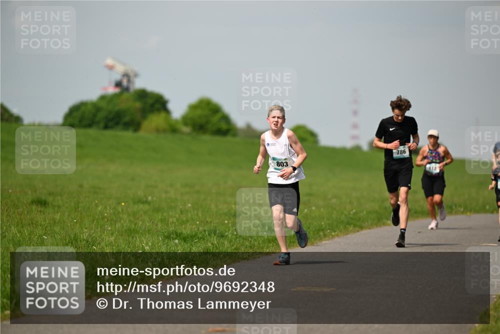 10.05.2026 - 8. Wedeler Halbmarathon Dr. Thomas Lammeyer http://msf.ph/oto/9692348 10.05.2026 11:15:43 Laufen 786, 803 meine-sportfotos.de