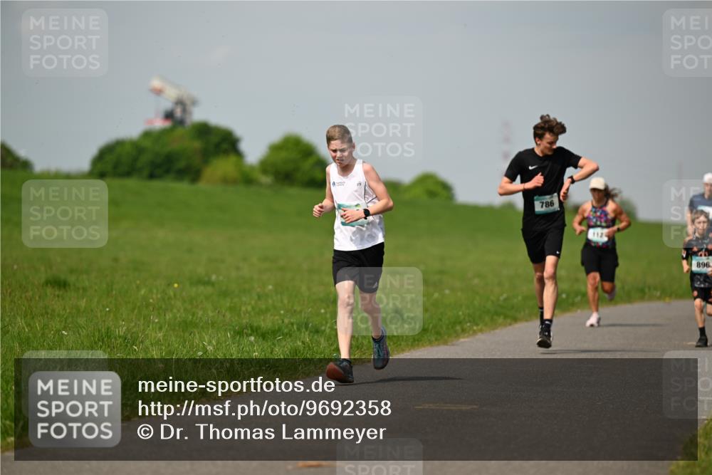 10.05.2026 - 8. Wedeler Halbmarathon Dr. Thomas Lammeyer http://msf.ph/oto/9692358 10.05.2026 11:15:43 Laufen 786, 112, 896 meine-sportfotos.de