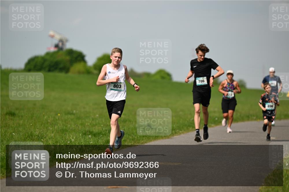 10.05.2026 - 8. Wedeler Halbmarathon Dr. Thomas Lammeyer http://msf.ph/oto/9692366 10.05.2026 11:15:44 Laufen 803, 786, 896 meine-sportfotos.de