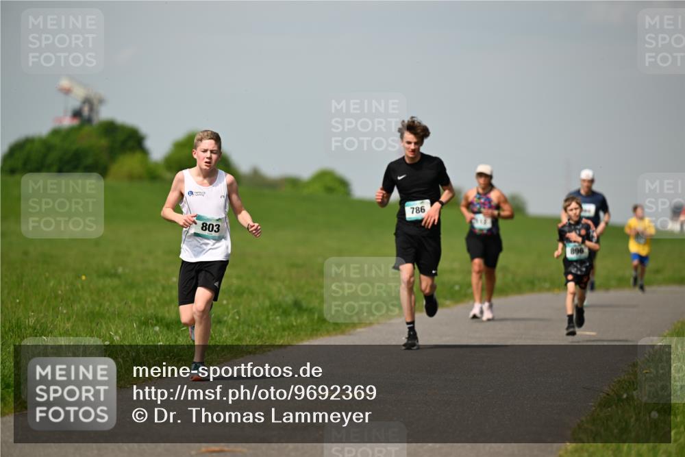 10.05.2026 - 8. Wedeler Halbmarathon Dr. Thomas Lammeyer http://msf.ph/oto/9692369 10.05.2026 11:15:44 Laufen 803, 786, 896 meine-sportfotos.de