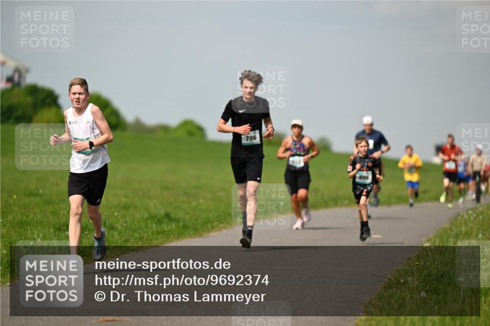 10.05.2026 - 8. Wedeler Halbmarathon Dr. Thomas Lammeyer http://msf.ph/oto/9692374 10.05.2026 11:15:44 Laufen 786, 896 meine-sportfotos.de