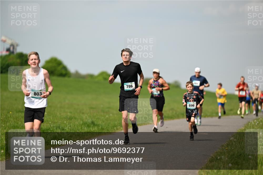 10.05.2026 - 8. Wedeler Halbmarathon Dr. Thomas Lammeyer http://msf.ph/oto/9692377 10.05.2026 11:15:45 Laufen 803, 786, 896 meine-sportfotos.de