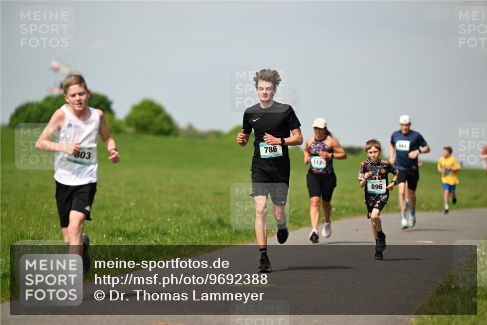 10.05.2026 - 8. Wedeler Halbmarathon Dr. Thomas Lammeyer http://msf.ph/oto/9692388 10.05.2026 11:15:46 Laufen 786, 803, 112, 896, 604 meine-sportfotos.de