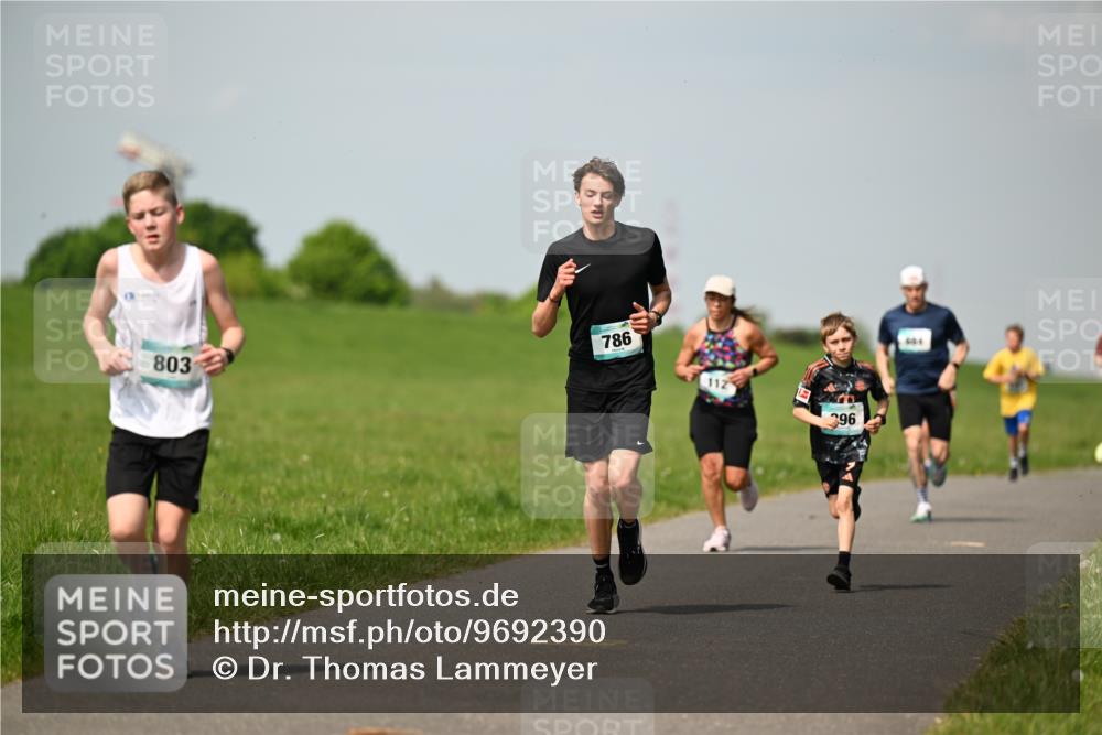10.05.2026 - 8. Wedeler Halbmarathon Dr. Thomas Lammeyer http://msf.ph/oto/9692390 10.05.2026 11:15:46 Laufen 803, 786, 606 meine-sportfotos.de