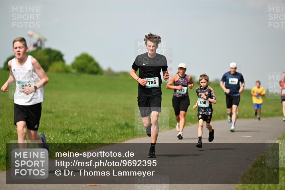 10.05.2026 - 8. Wedeler Halbmarathon Dr. Thomas Lammeyer http://msf.ph/oto/9692395 10.05.2026 11:15:46 Laufen 202, 786, 896 meine-sportfotos.de