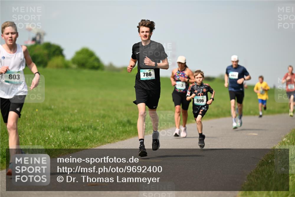 10.05.2026 - 8. Wedeler Halbmarathon Dr. Thomas Lammeyer http://msf.ph/oto/9692400 10.05.2026 11:15:46 Laufen 803, 786, 112, 896 meine-sportfotos.de