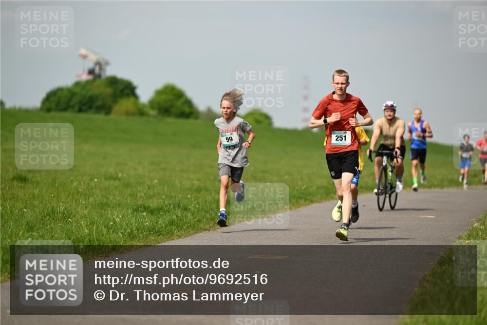10.05.2026 - 8. Wedeler Halbmarathon Dr. Thomas Lammeyer http://msf.ph/oto/9692516 10.05.2026 11:15:54 Laufen 251 meine-sportfotos.de