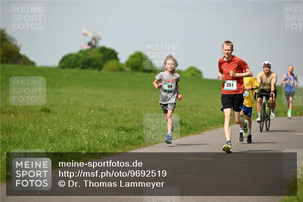10.05.2026 - 8. Wedeler Halbmarathon Dr. Thomas Lammeyer http://msf.ph/oto/9692519 10.05.2026 11:15:54 Laufen 251 meine-sportfotos.de