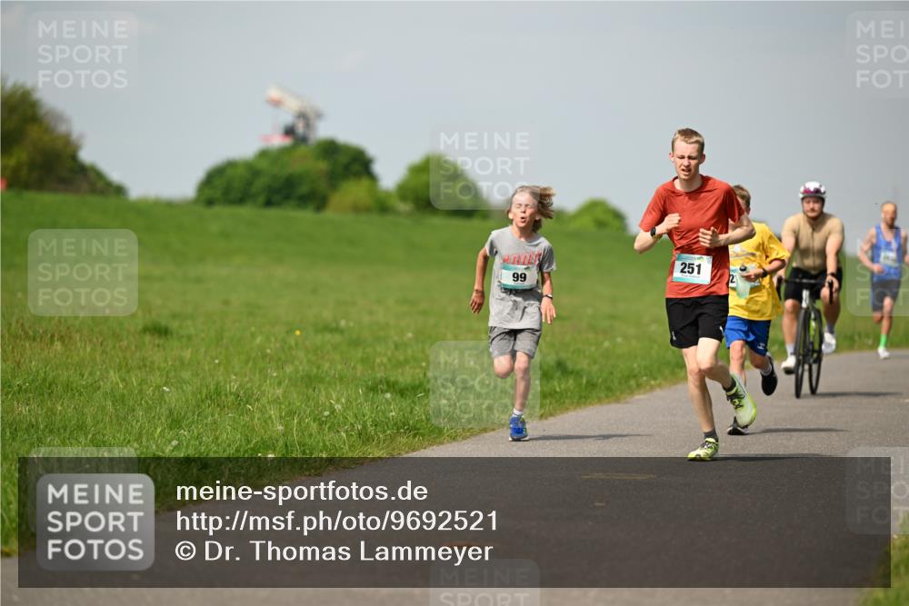 10.05.2026 - 8. Wedeler Halbmarathon Dr. Thomas Lammeyer http://msf.ph/oto/9692521 10.05.2026 11:15:55 Laufen 251 meine-sportfotos.de