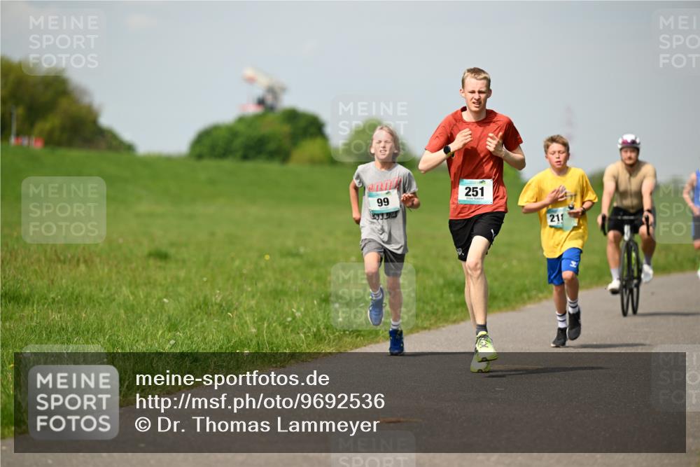 10.05.2026 - 8. Wedeler Halbmarathon Dr. Thomas Lammeyer http://msf.ph/oto/9692536 10.05.2026 11:15:55 Laufen 251, 211 meine-sportfotos.de