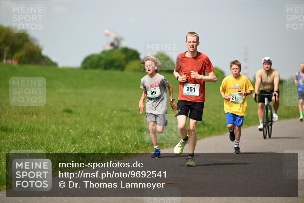 10.05.2026 - 8. Wedeler Halbmarathon Dr. Thomas Lammeyer http://msf.ph/oto/9692541 10.05.2026 11:15:56 Laufen 251 meine-sportfotos.de