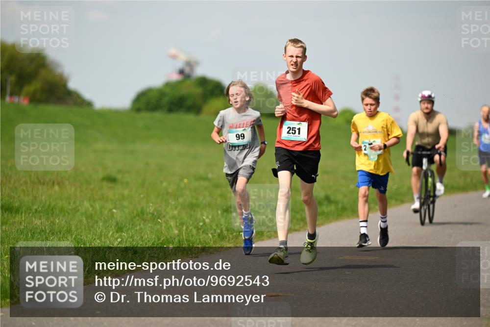10.05.2026 - 8. Wedeler Halbmarathon Dr. Thomas Lammeyer http://msf.ph/oto/9692543 10.05.2026 11:15:56 Laufen 251 meine-sportfotos.de