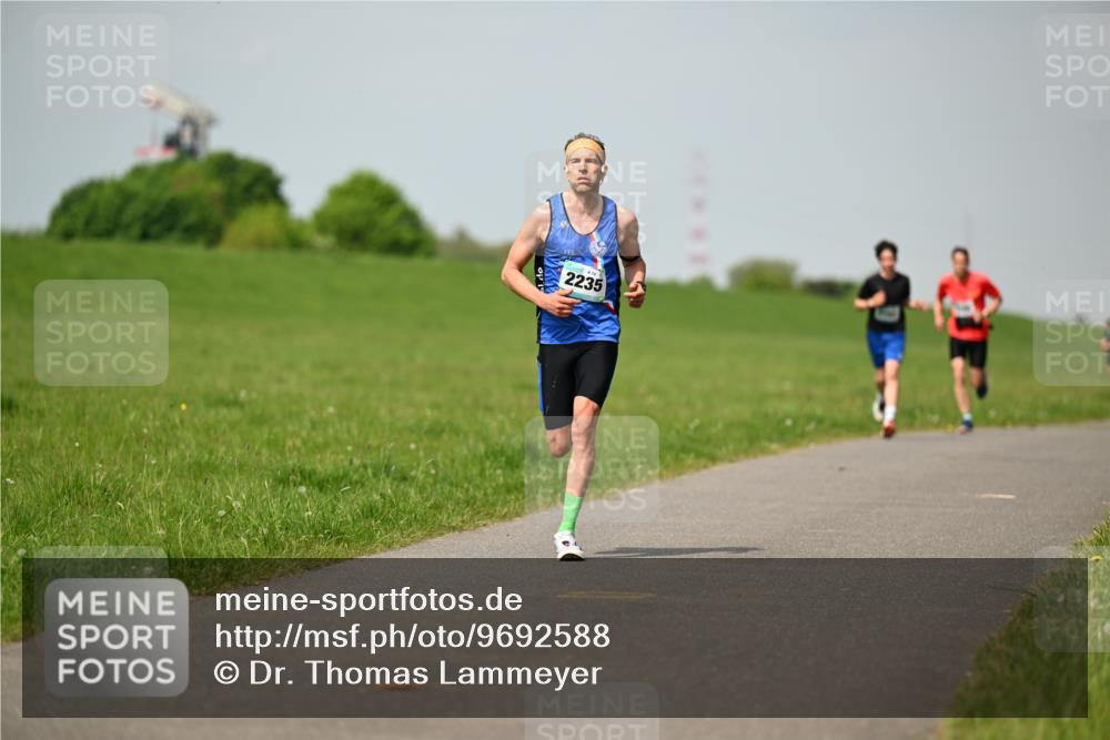 10.05.2026 - 8. Wedeler Halbmarathon Dr. Thomas Lammeyer http://msf.ph/oto/9692588 10.05.2026 11:16:01 Laufen 2235 meine-sportfotos.de