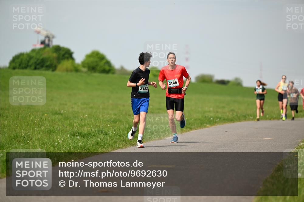 10.05.2026 - 8. Wedeler Halbmarathon Dr. Thomas Lammeyer http://msf.ph/oto/9692630 10.05.2026 11:16:08 Laufen 2182, 2166 meine-sportfotos.de