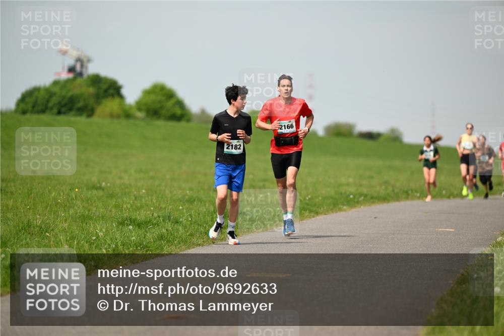 10.05.2026 - 8. Wedeler Halbmarathon Dr. Thomas Lammeyer http://msf.ph/oto/9692633 10.05.2026 11:16:08 Laufen 2182, 2166 meine-sportfotos.de